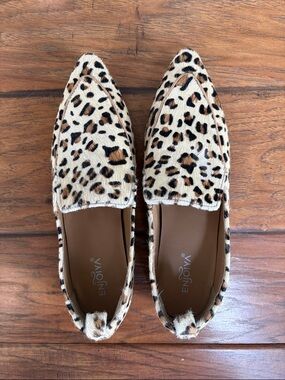 Leopard Print Pointed-Toe Loafers in Tan and Black- fits like size 7